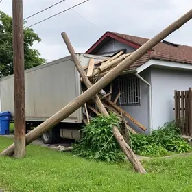 caminhão atinge casa na zona sul de São Paulo