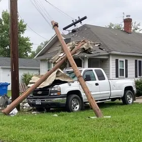 caminhão atinge casa